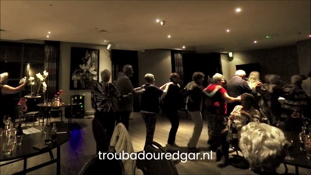 Troubadour en Allround Zanger • Live bij een seniorenreis • Te boeken bij artiestvooru.nl