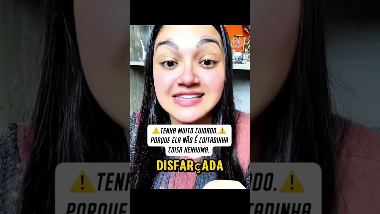 Tenha muito cuidado com esta mulher que se faz de coitadinha, porque de coitada ela não tem nada.