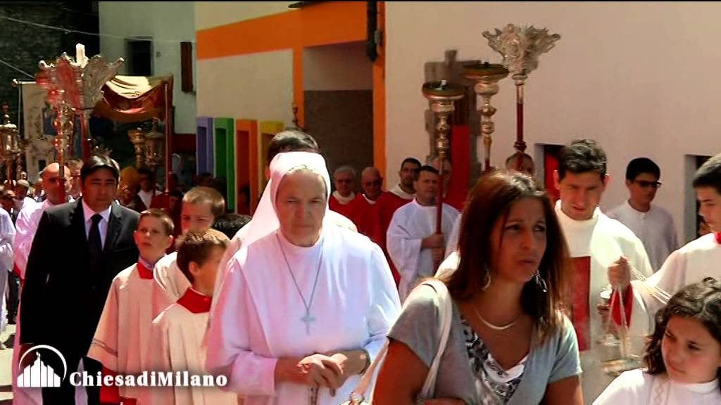 Premana: momenti della tradizionale Processione per le vie del paese, presieduta dal card. Scola