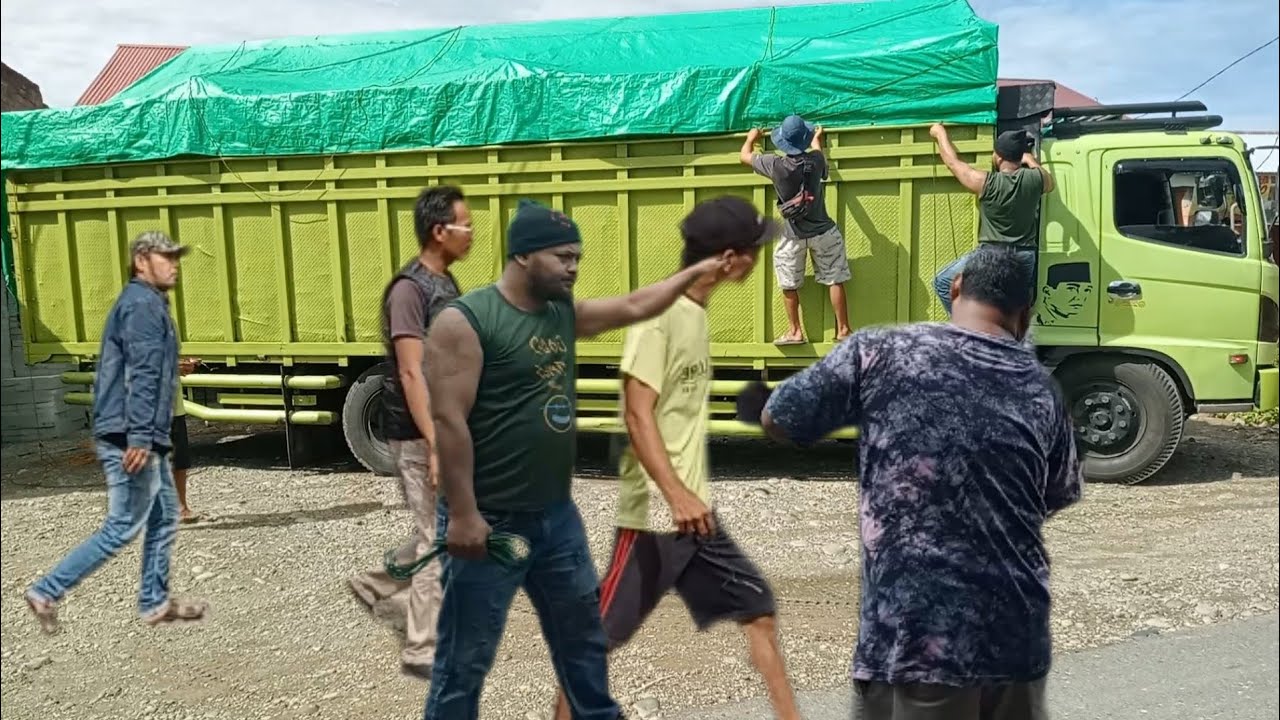 PREMAN BONTYOK DIKEROYOK SOPIR DAN TUKANG BONGKAR BARANG