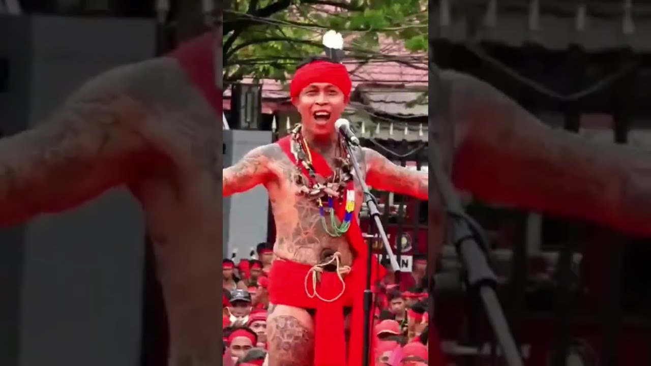 MENGERIKAN TERIAKAN  TARIU DAYAK PANGLIMA JILAH & PASUKAN MERAH TBBR DI DEPAN PRESIDEN JOKOWI#
