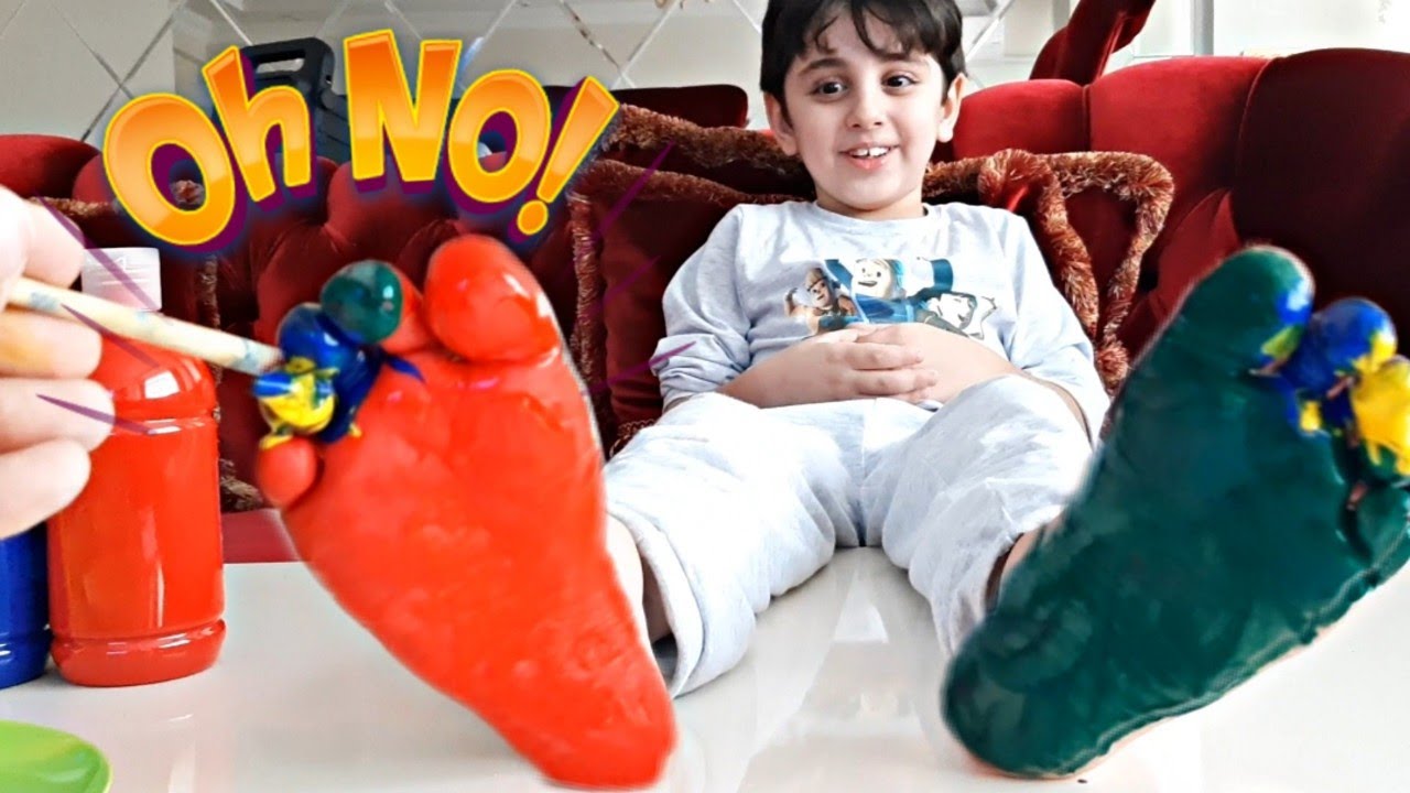 Efe'yle BOYAMA YAPTIK çok gıdıklandı. دغدغنا أقدام EFE