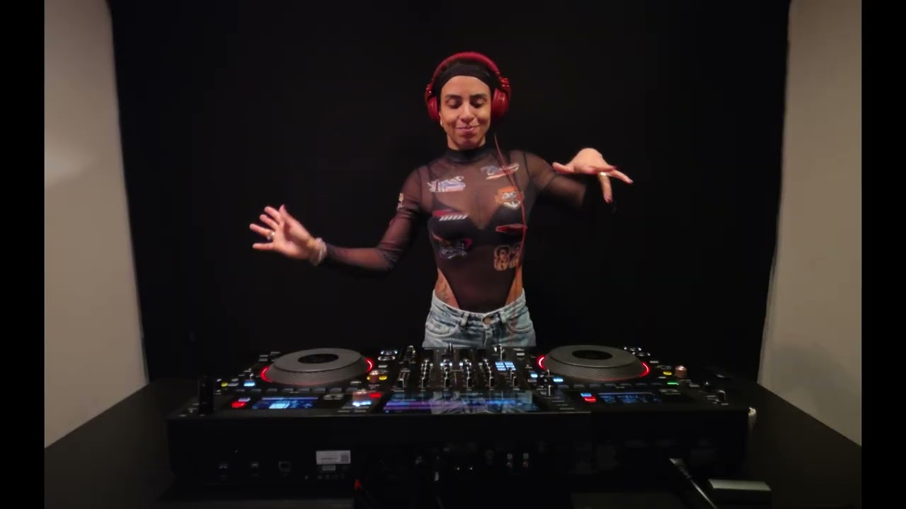 1 Hour Techno Set |  Vibes by Darah