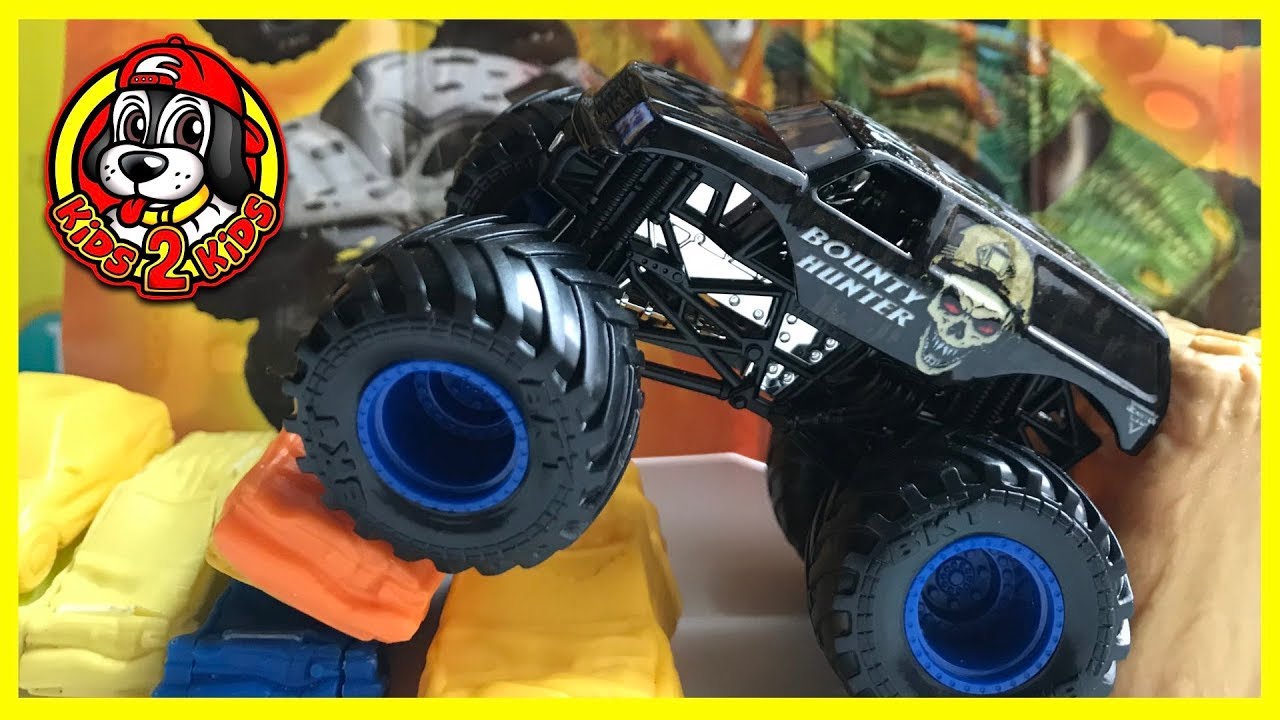 Hot Wheels Monster Jam Toy Trucks Playing and Racing - 2019 Spin Master Toys ft. new BOUNTY HUNTER!