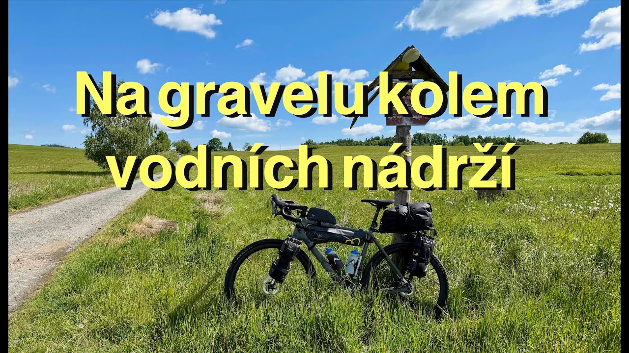 Na gravelu kolem vodních nádrží