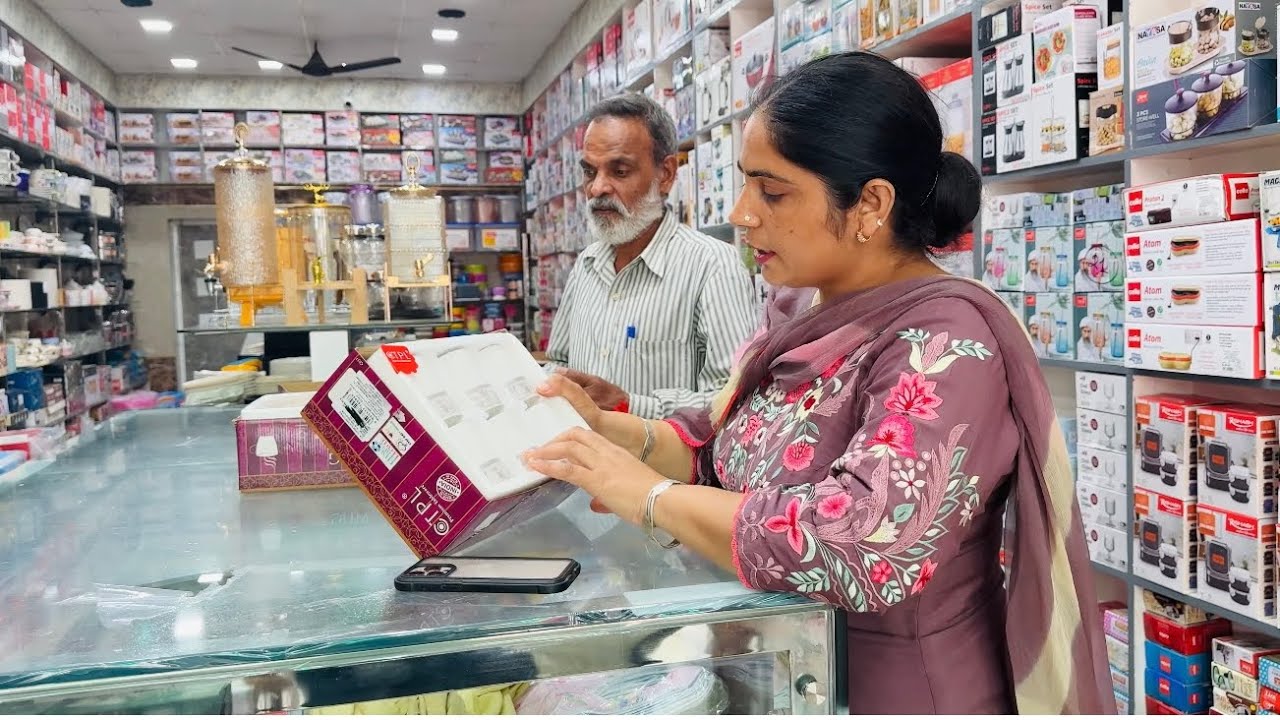 ਥੋੜਾ ਥੋੜਾ ਕਰਕੇ ਸਮਾਨ ਪੂਰਾ ਕਰ ਲਵਾਂਗੇ ॥ Shopping 🛍️ vlog by Pind Punjab de Shopping for kitchen 