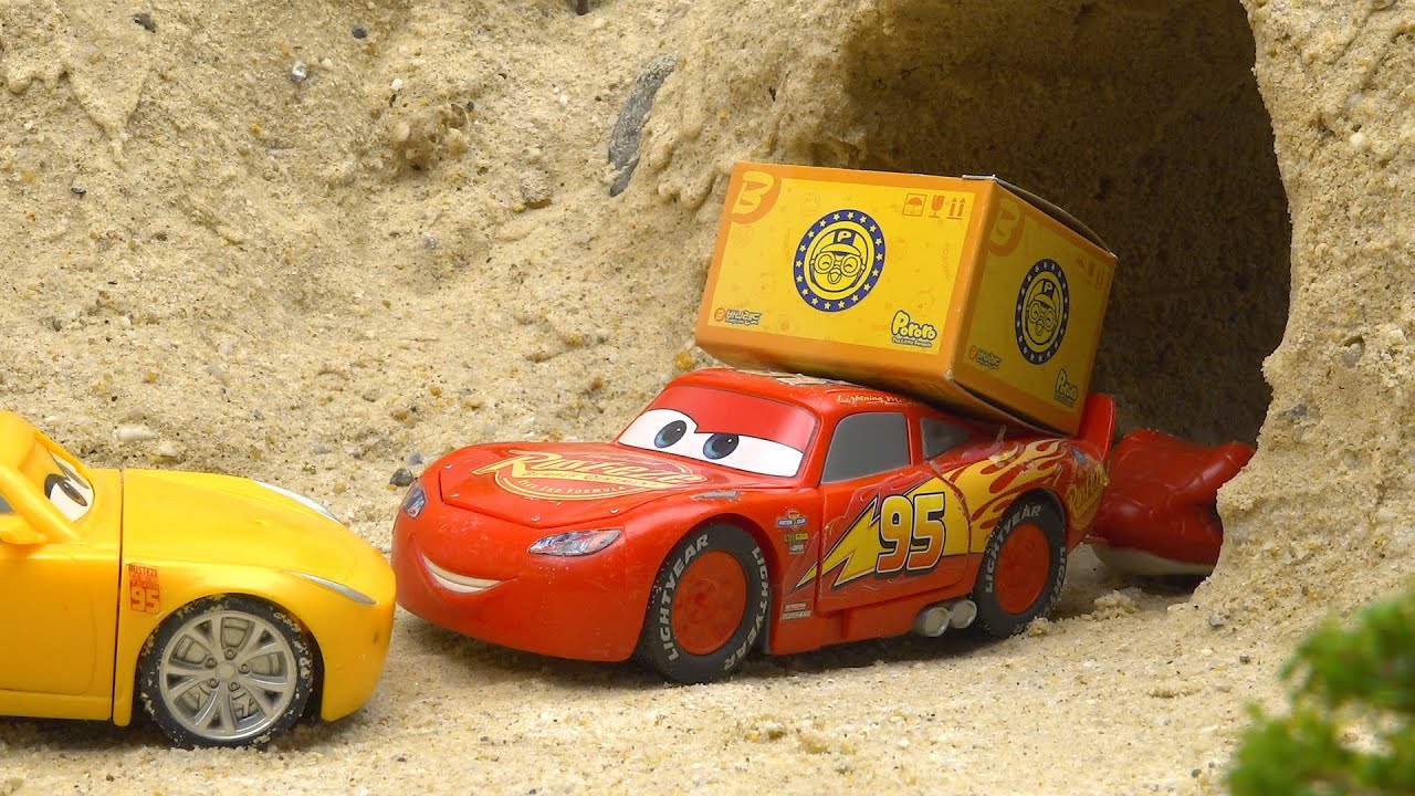 Carro da Disney brinca com cobra em caverna | Cole&ccedil;&atilde;o completa de carros divertidos da Disney