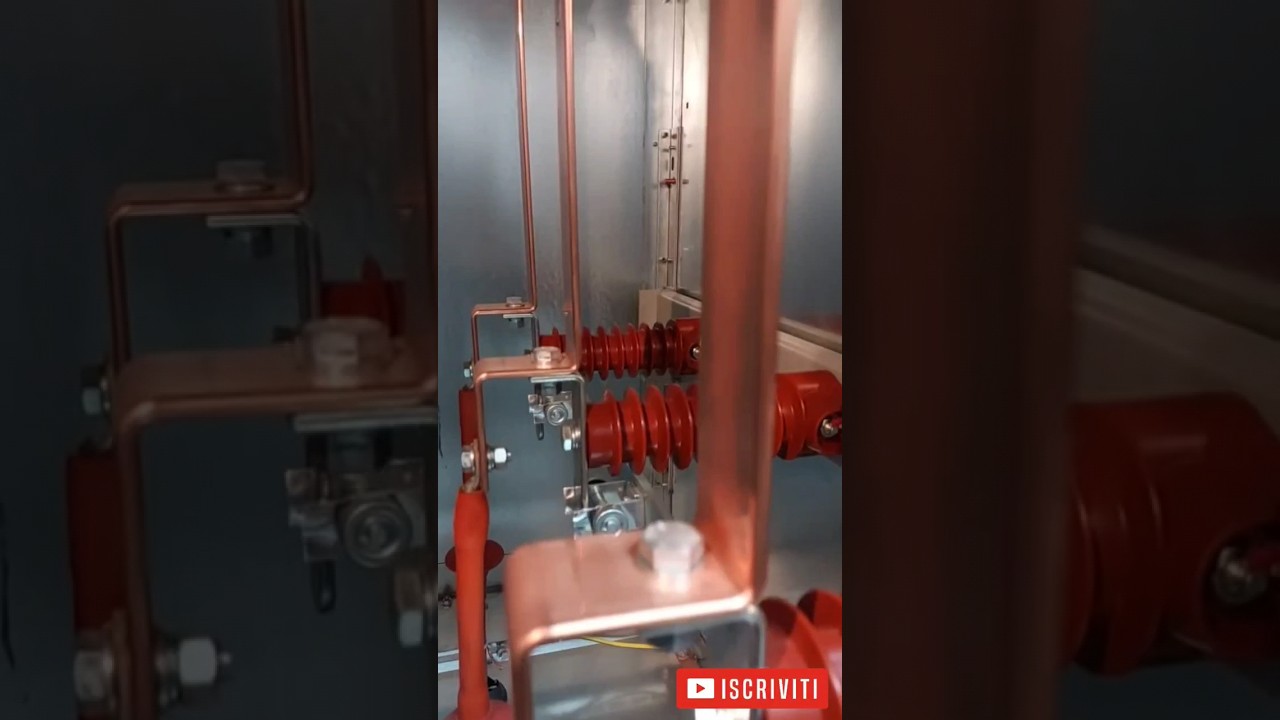 Verifica connessioni e isolatori all'interno di una cabina elettrica di media tensione 15000 Volt
