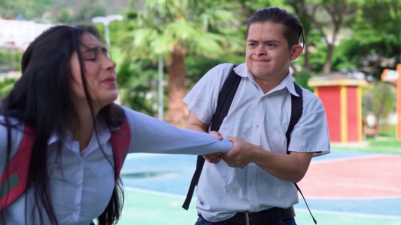 Joven especial lucha por el amor de su compañera, sin pensar que su compañero se interpondría