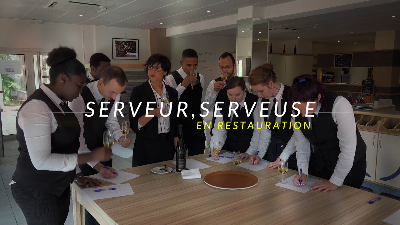 Serveur, serveuse en restauration, un métier au service du vin