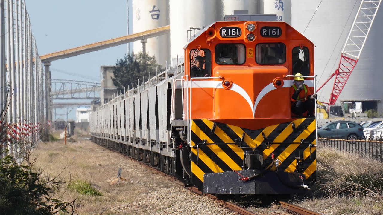 台鐵 R150柴電機車 7121次 本務R161 通過北堤路｜ EMD G22CU  24.12.29