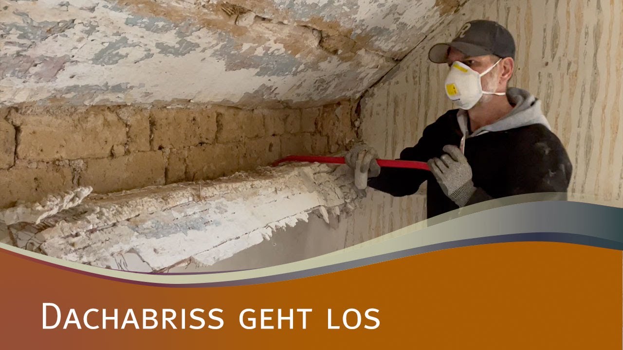 Dachabriss beginnt, vermoderte Holzbalken und alte Bauweise mit Lehmziegel #11