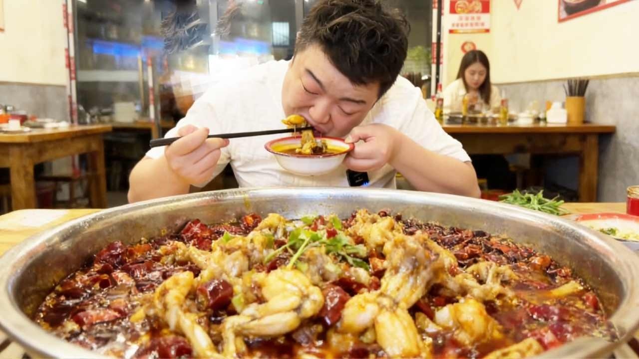重庆爆辣水煮蛙，微辣即使底线又是极限，一顿只花费掉400【五小区彭于晏】