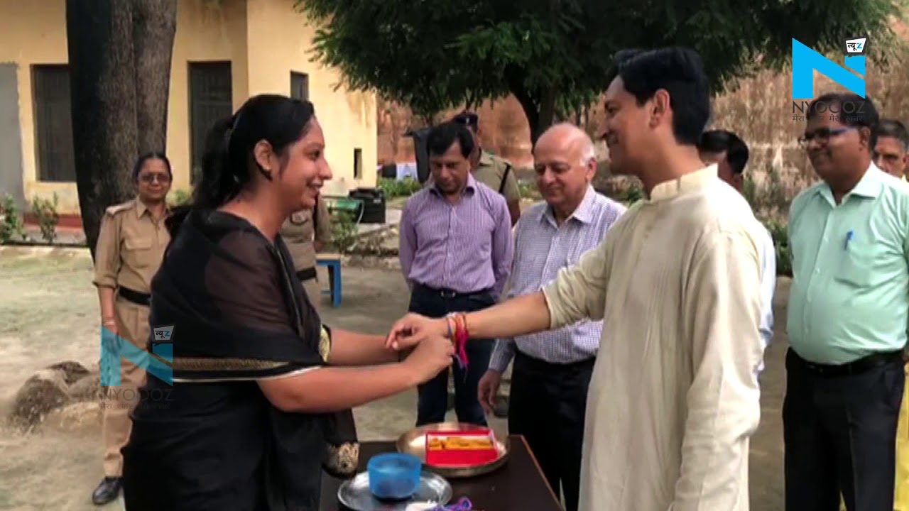 DM Deepak Rawat ने Haridwar Jail में महिला कैदियों से बंधवाई राखी