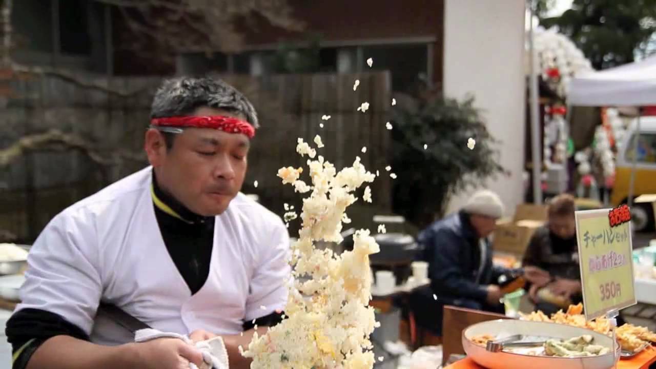 宙を舞う炒飯！ パート2 炎のチャーハン