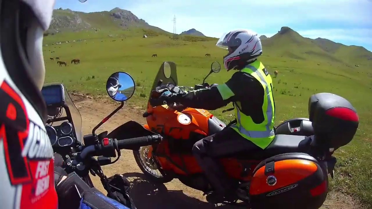 Pista de San Emiliano   León al puerto de la Cubilla  Asturias con la Himalayan, la 950 y la Tengai
