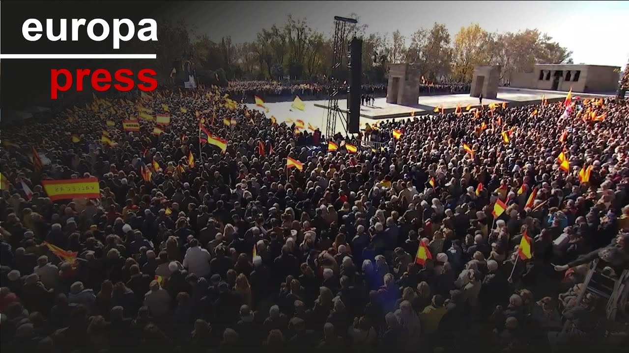 Miles de personas inundan con banderas de España la protesta del PP para pedir elecciones