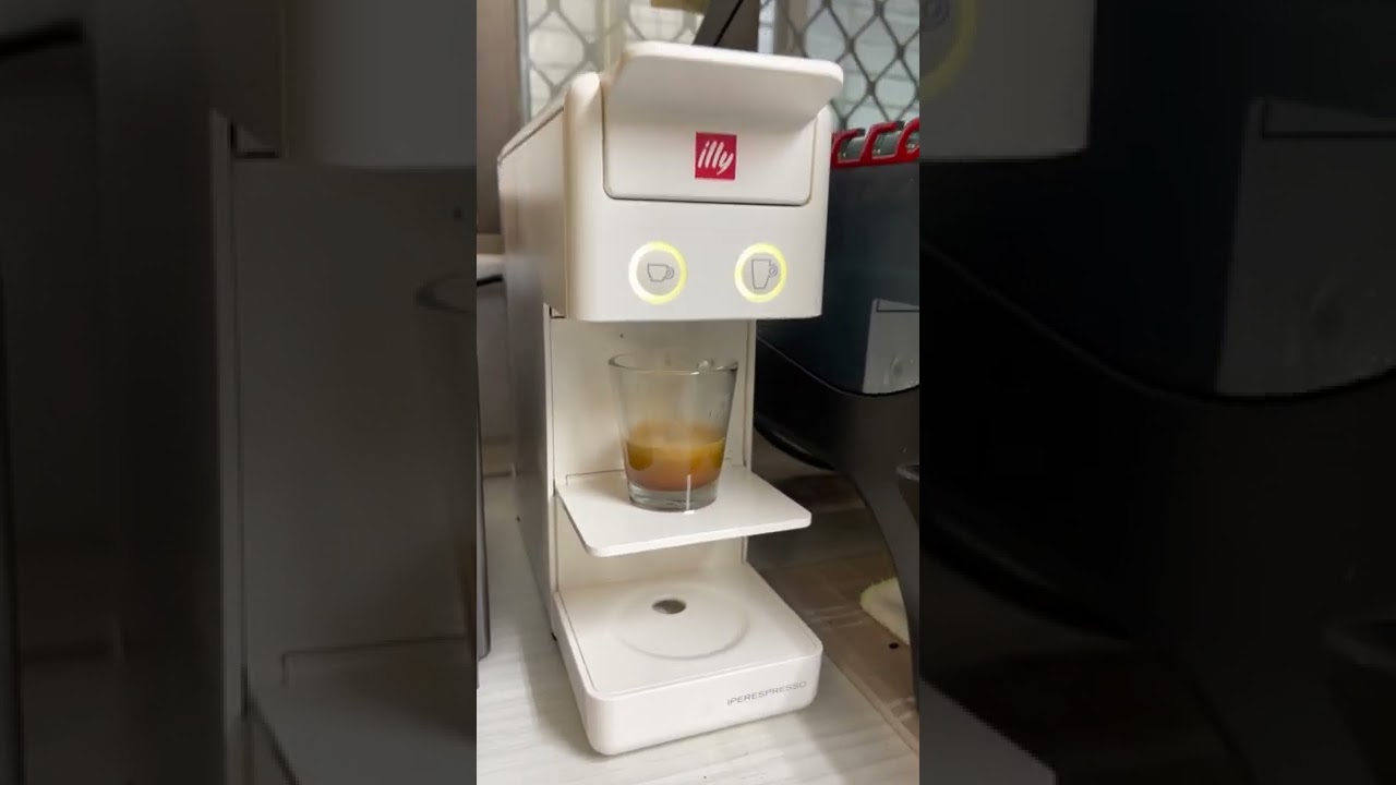 Illy Iperespresso Y3.3 vs Nespresso Pixie, capsule coffee