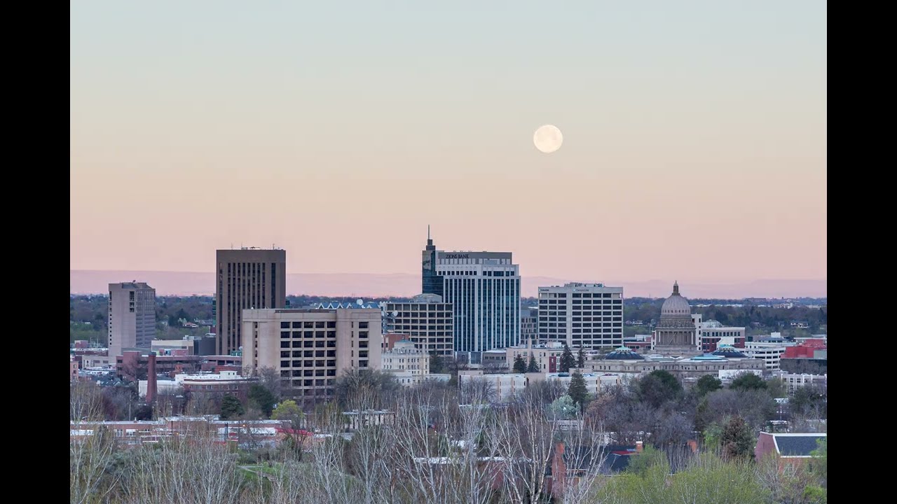 Moonset behind the Iconic Idaho State Capitol | Cinematic 4K Timelapse
