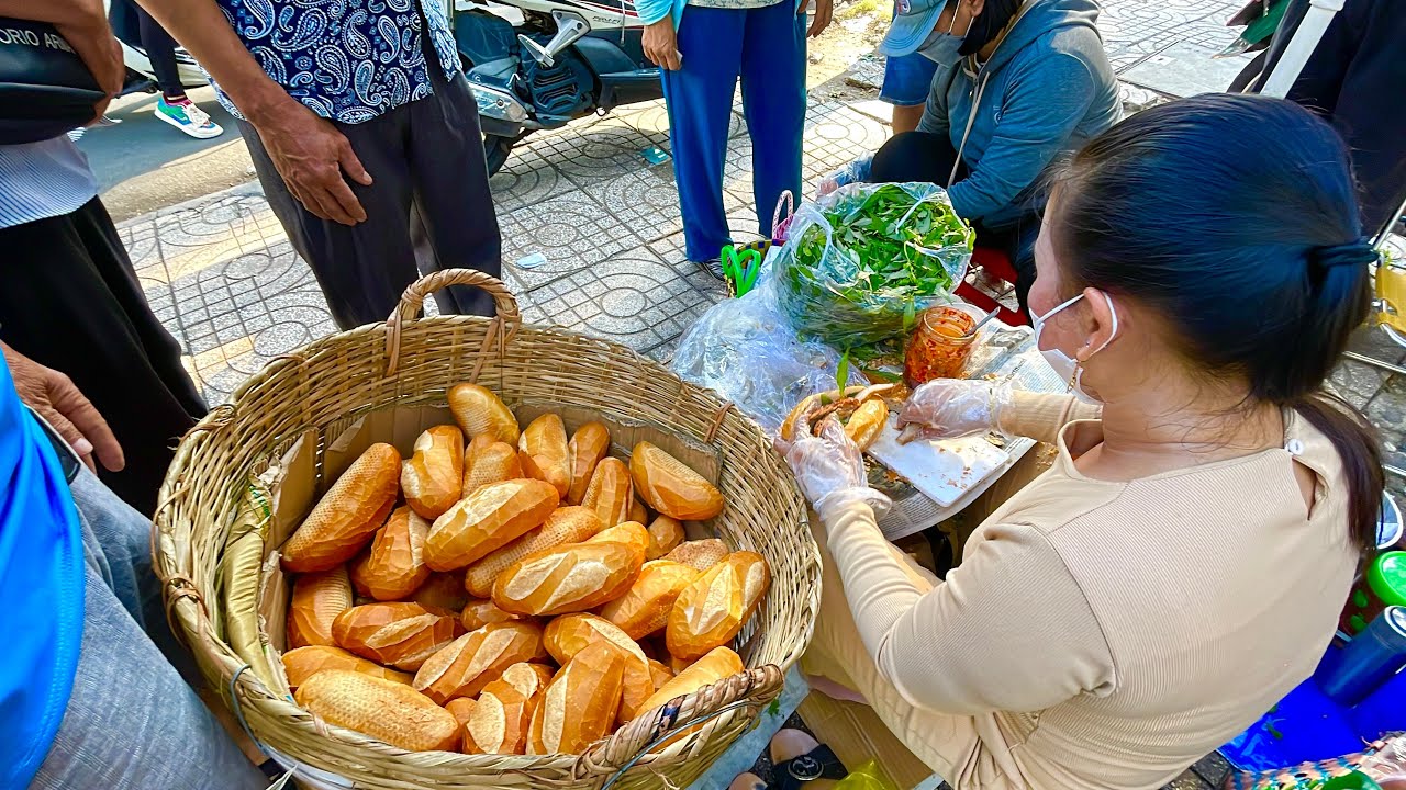 Bánh mì Chị Lý chỉ 13k/ổ nhưng khách chơi lớn toàn mua ổ gấp đôi