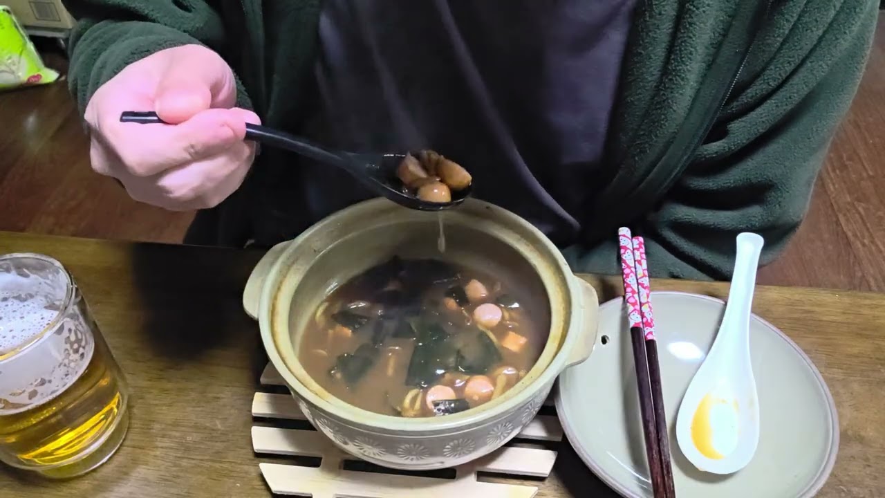 ヤマナカPB の味噌煮込みうどんを、又々作り、堪能している所を、撮影してみました。