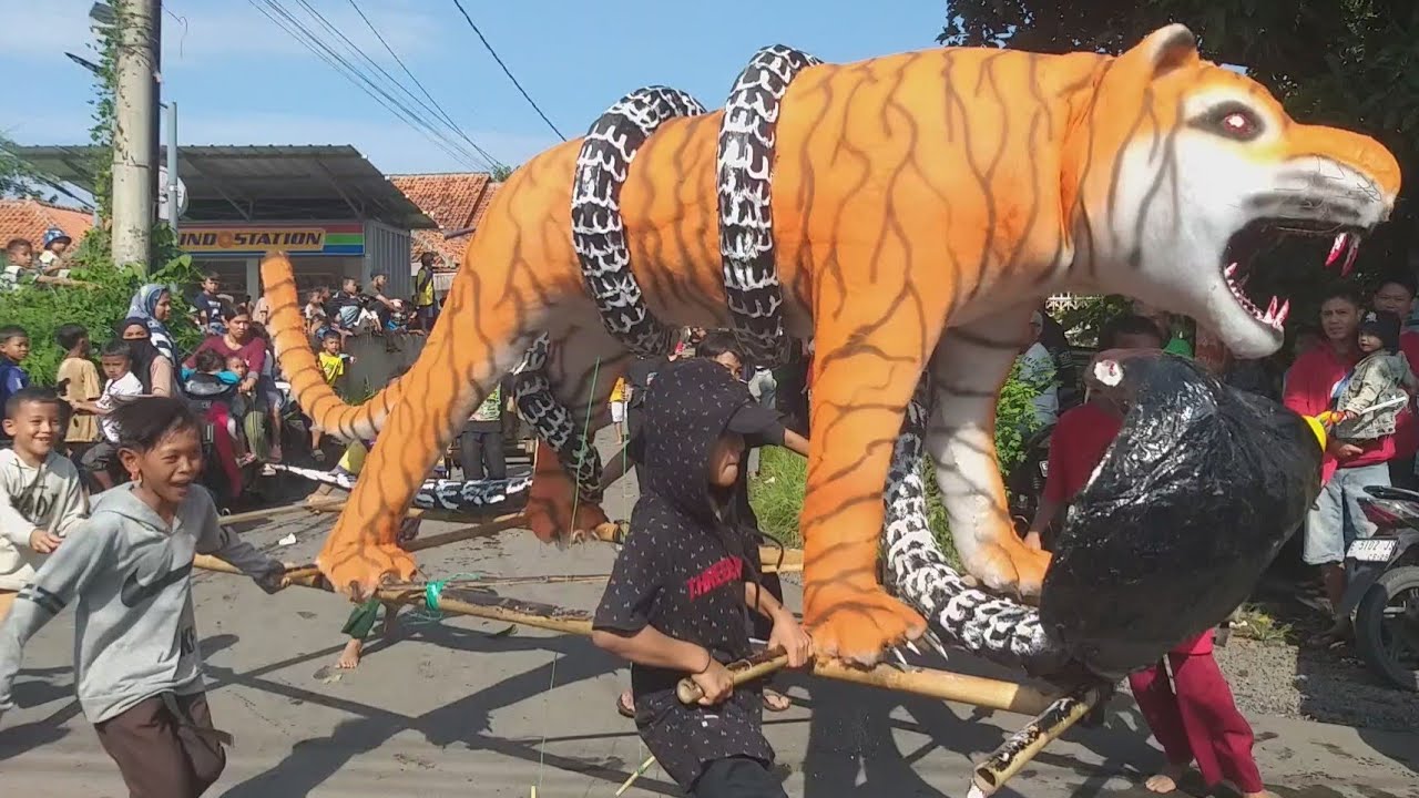 ARAK ARAKAN SUNATAN MASAL DESA KARANGSARI DAN PONPES ARIFIN BILLAH 1445.