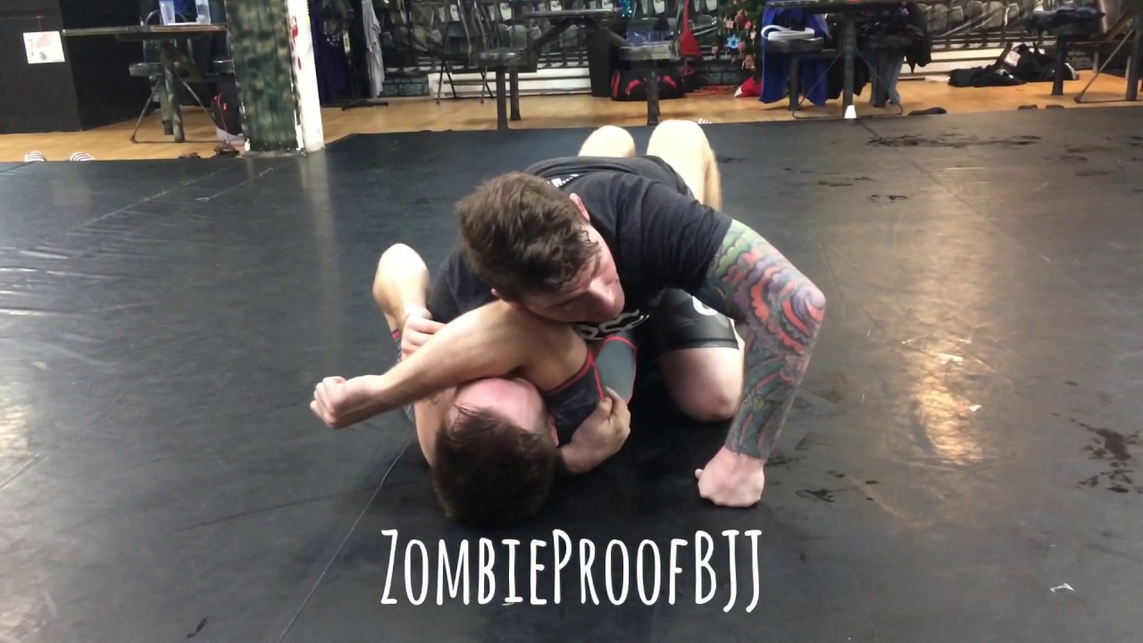 Схема &laquo;треугольник рук&raquo; из положения сверху - ZombieProofBJJ (без кимоно)