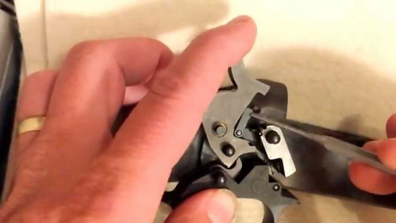 How a New England Arms (H&R) shotgun action works. Working cut away action.Transfer bar.