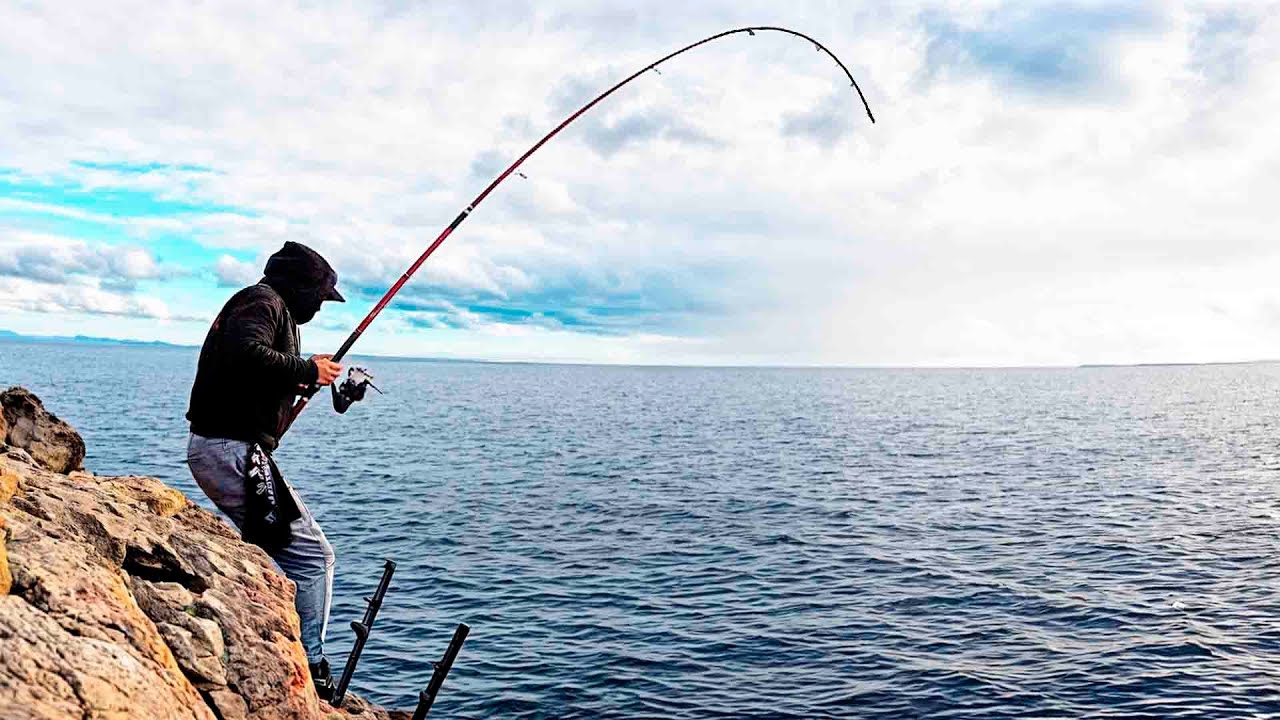 Pesca en ACANTILADO +30Metros y pasa esto... ¡¡Se ENROCÓ 2 VECES y al FINAL LO SACO!!