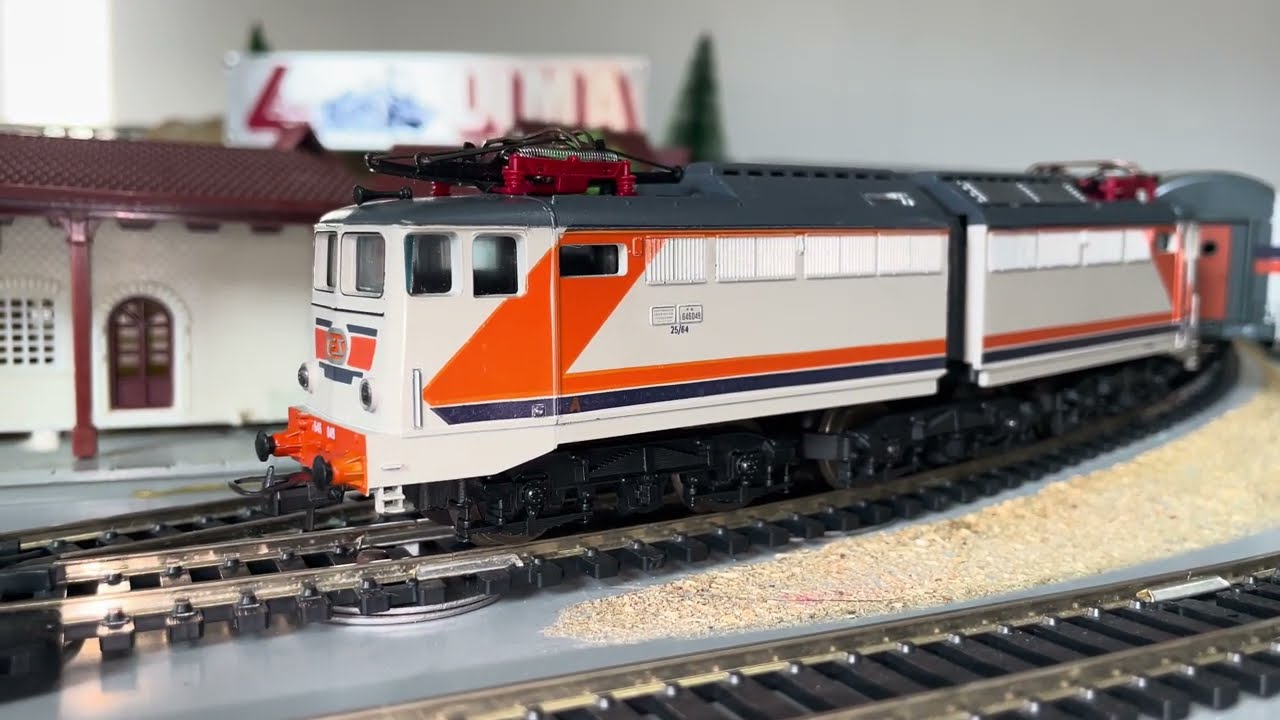LIMA H0 treno navetta FS con locomotiva elettrica E 646 su plastico originale LIMA 29/01/2026