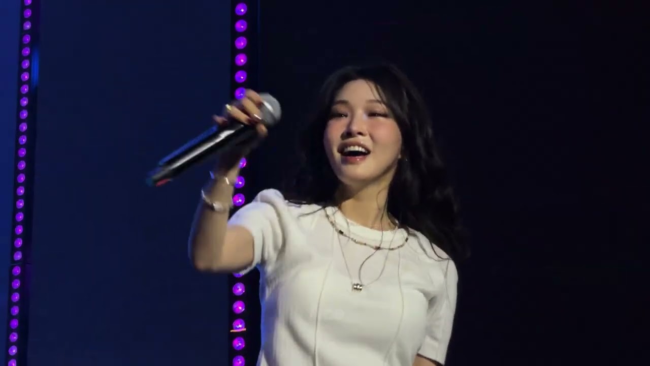 CHUNG HA 청하 Roller Coaster @ E& DSF NIGHTS DUBAI 4K [ACE]
