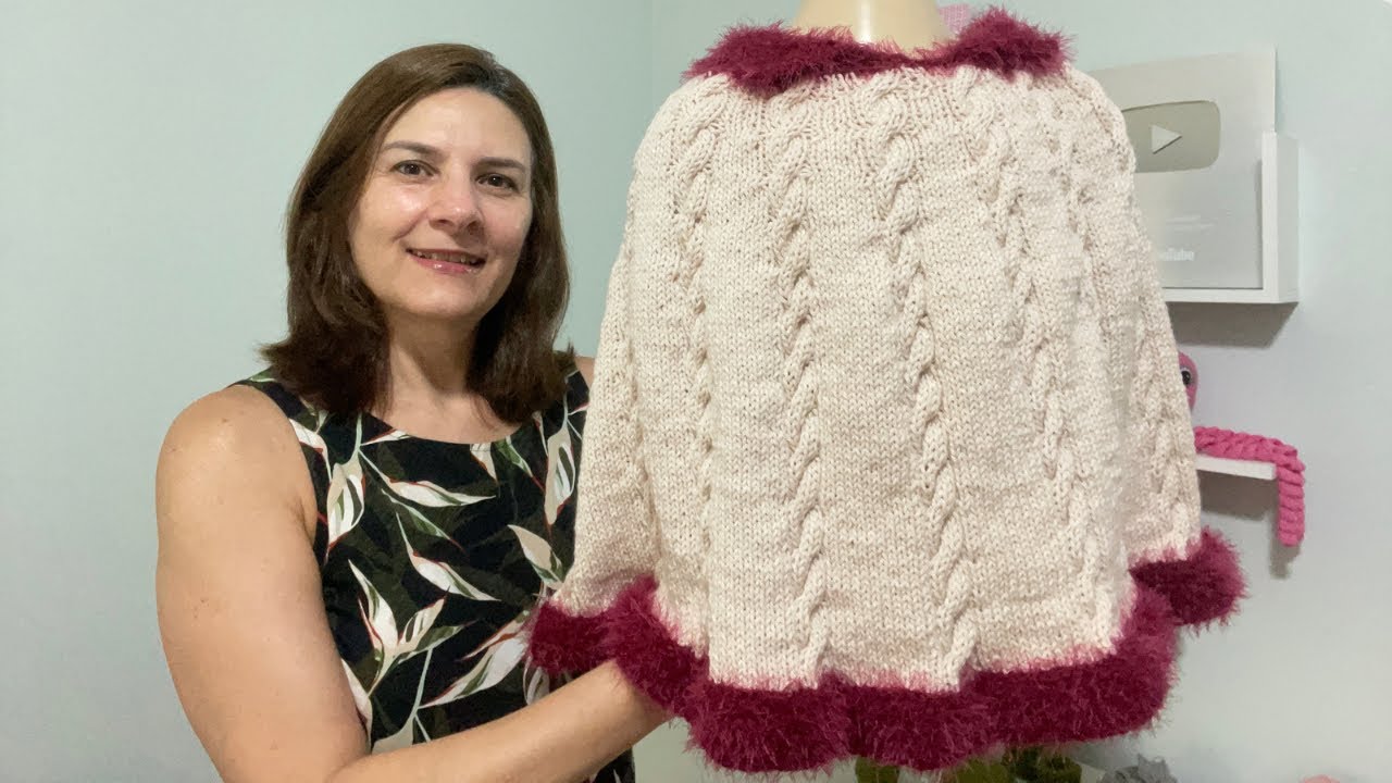 PONCHO EM TRICÔ  COM GOLA E TRANÇAS