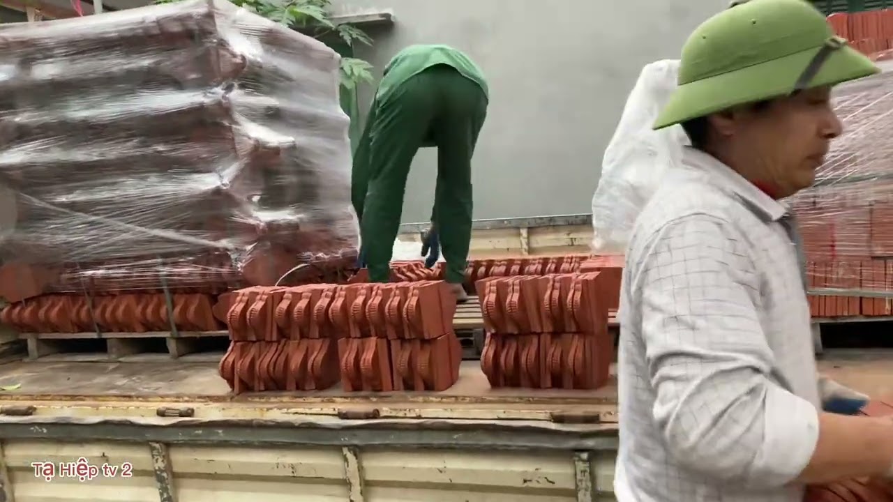 Xây dựng nhà thờ bê tông giả gỗ phần đưa dui  lên mái nhà và nhập ngói   ,Phần 28