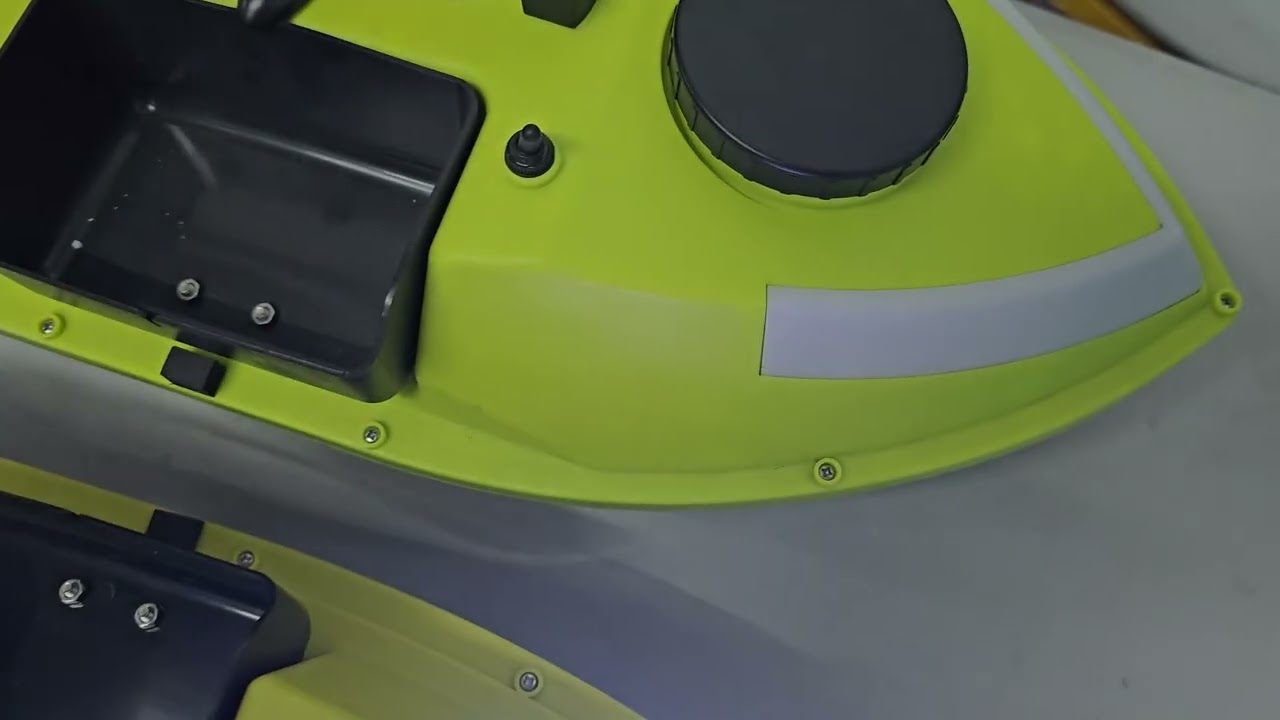 Лодка за захранка D19 с gps-100 точки, сак за лодка, зарядно и за автомобил, 2 чифта перки