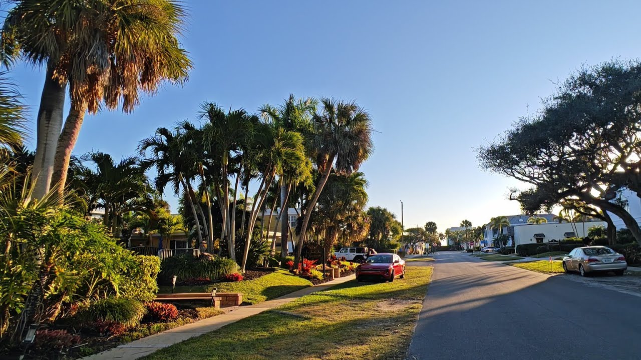 Vero Beach town, Florida. Morning walk at january. Утренняя прогулка в январе по Веро Бич, Флорида. 