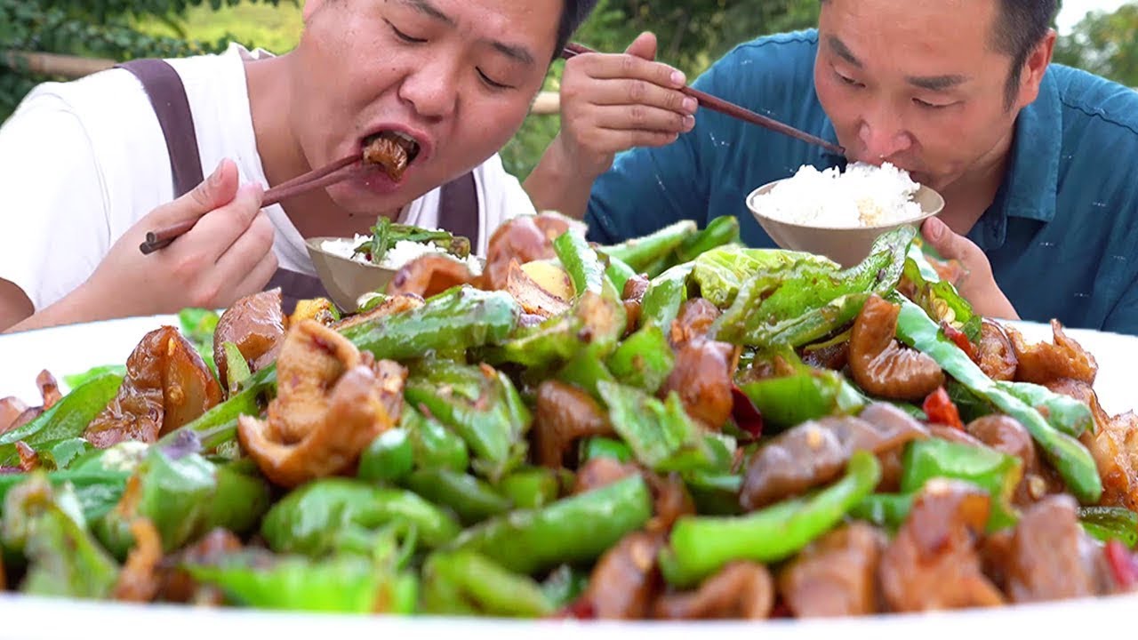 摘點辣椒，二弟做“青椒肥腸”，香辣脆爽一口一個好過癮！【鐵鍋視頻】