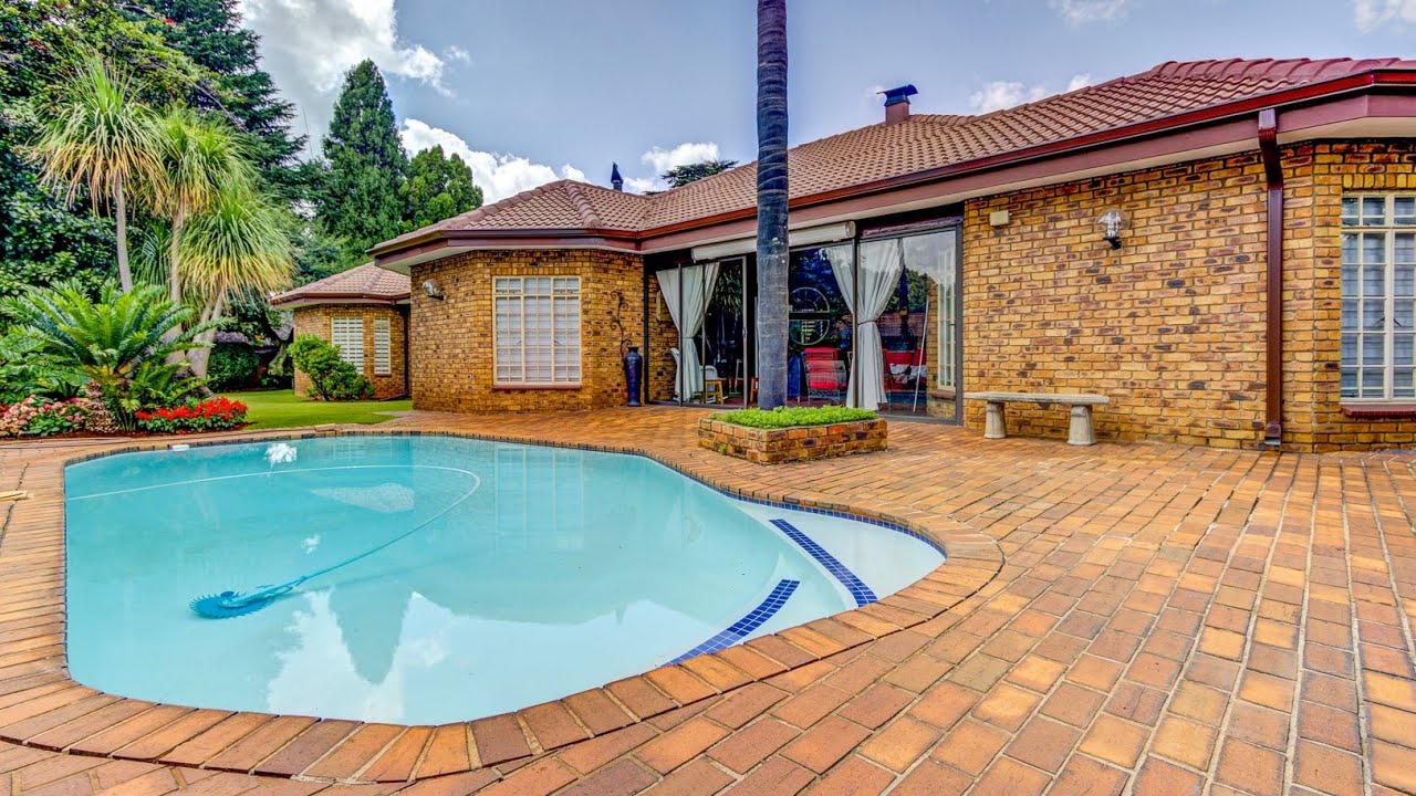 Spacious family home in secure Estate. Completely off the grid!