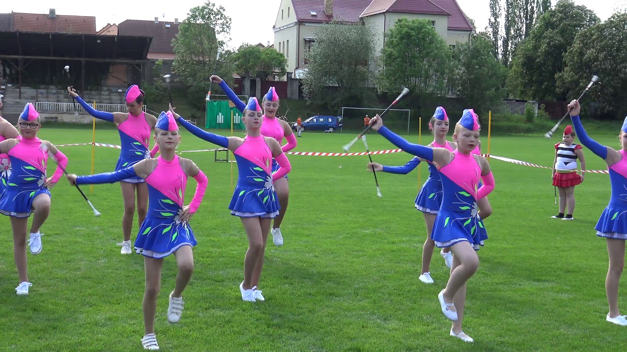Vystoupení kroužku mažoretek ke dni dětí 2019 - TJ Baník Švermov