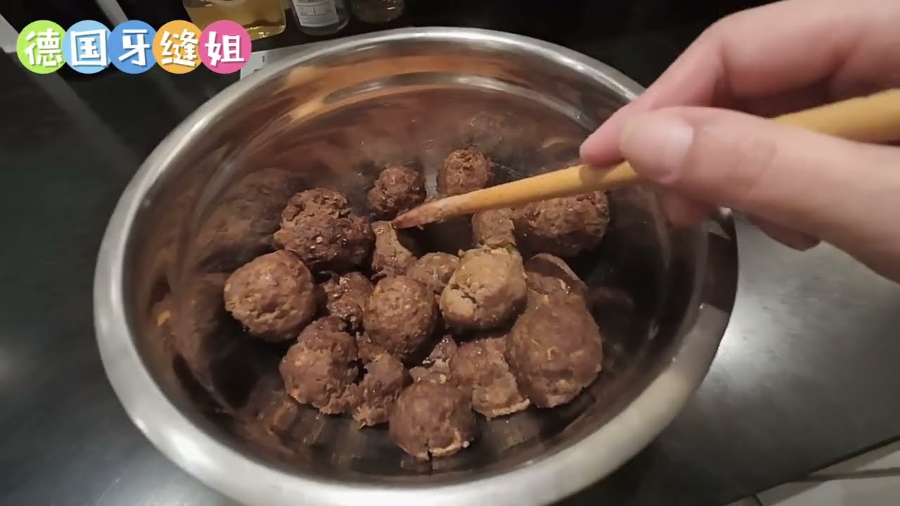 大年初一自己给自己炸了家乡的美食，闻到这个味儿就想起儿时的年味#跨国婚姻 #德国生活#过年#炸肉丸#德国打工#