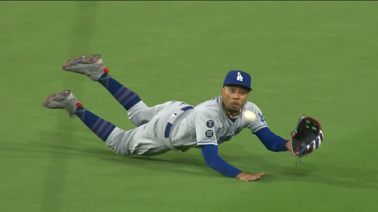 MADMAN MOOKIE! Mookie Betts' amazing diving catch wins game for Dodgers vs Padres!