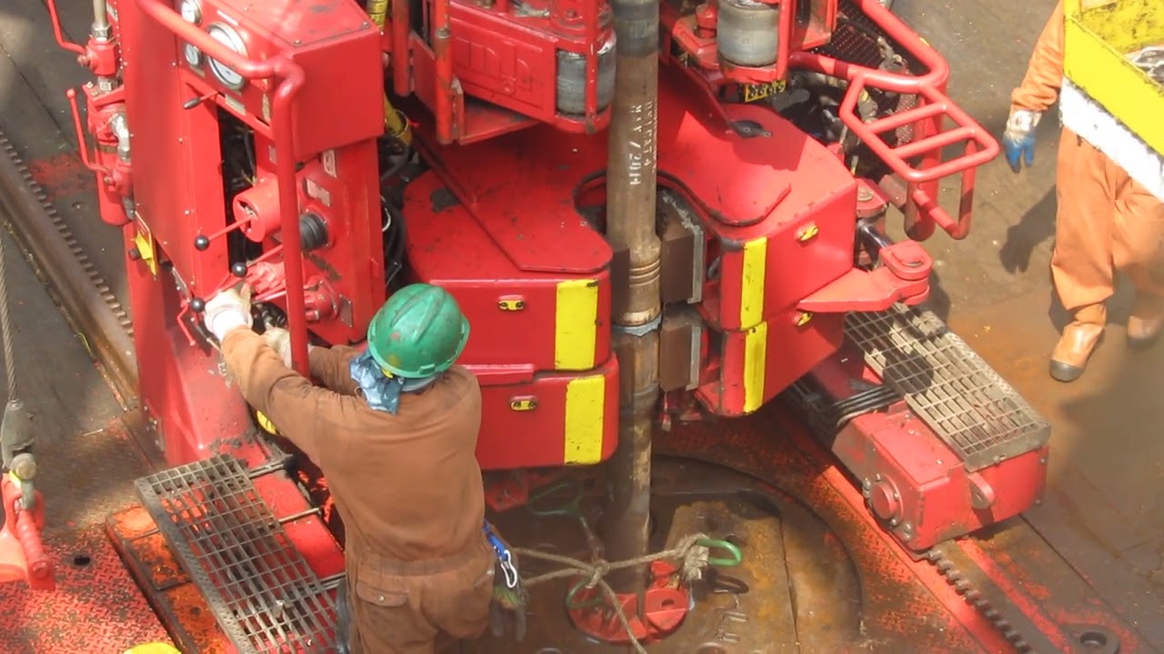 Iron Roughneck breaking and spinner out drill pipes