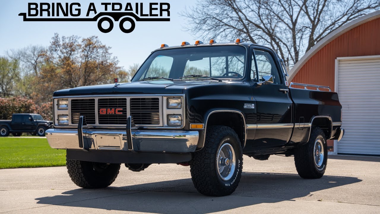23-километровый GMC K1500 Sierra Classic 4x4 1985 года с 4-ступенчатой ​​коробкой передач на приц...