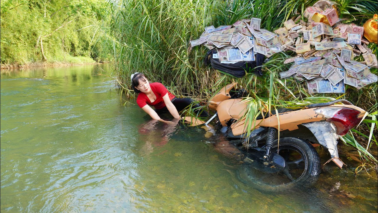 Poor Girl Picks Up Scrap | Girl Finds Large Sum Of Money And Antique Motorbike Swept Away By Flood