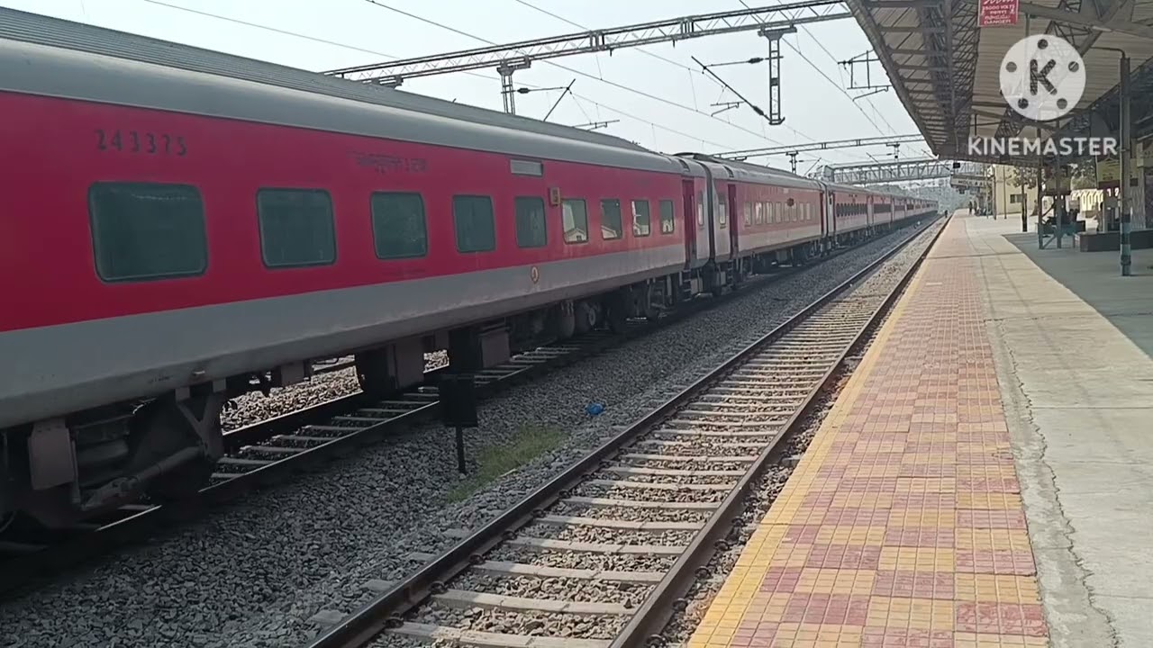 22718 Secunderabad – Rajkot SF Express 🚄 Empty Rake Move to MLY Yard | 37676 BZA WAP7 ⚡