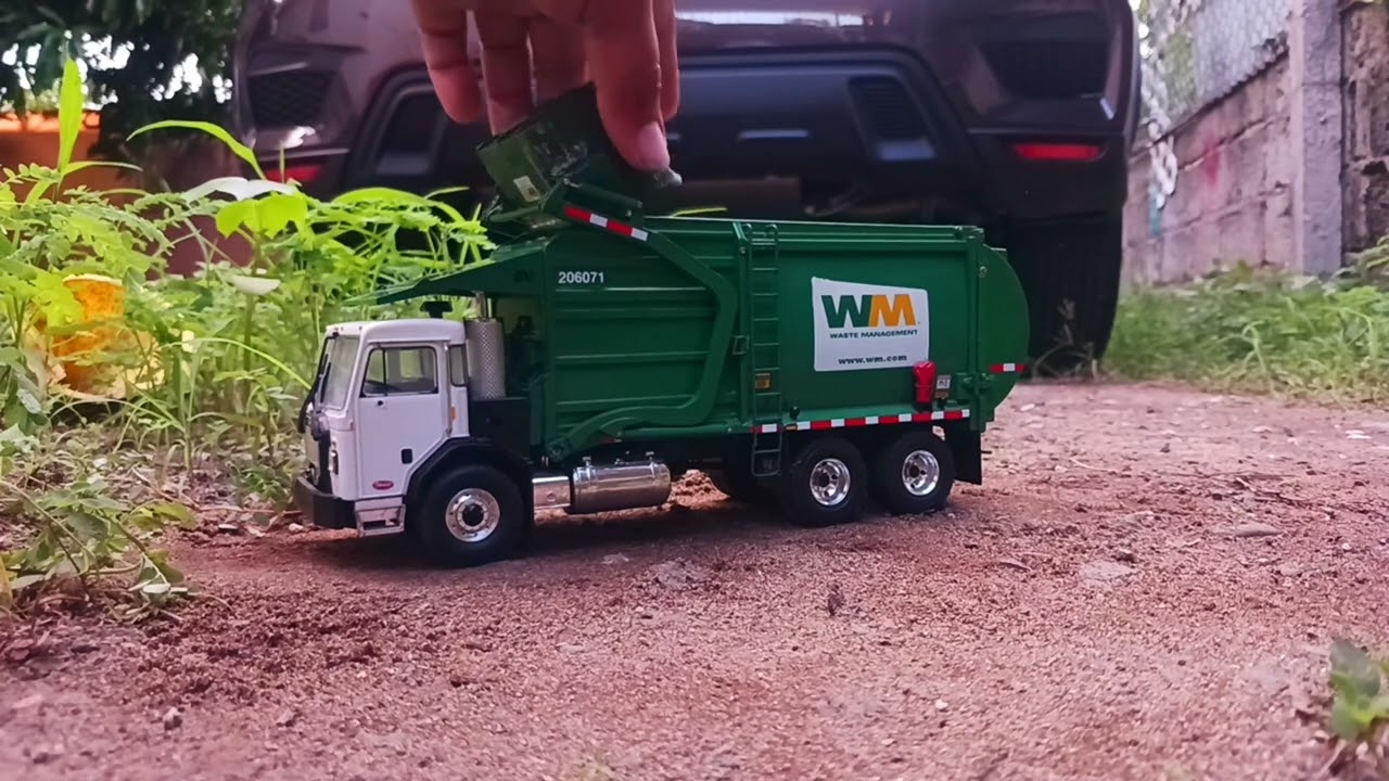 Waste Management Peterbilt 520 FL Action