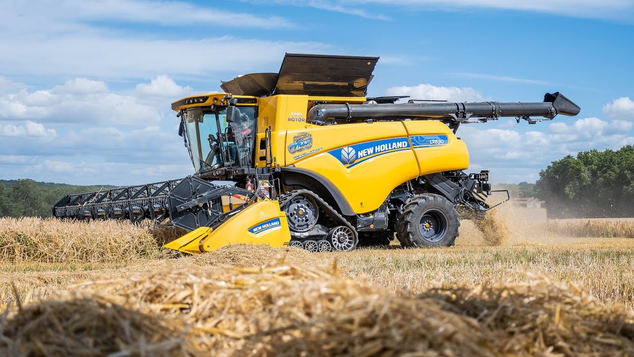 New Holland CR8.90 dans l'orge - Fendt One 311 - SARL Artaël