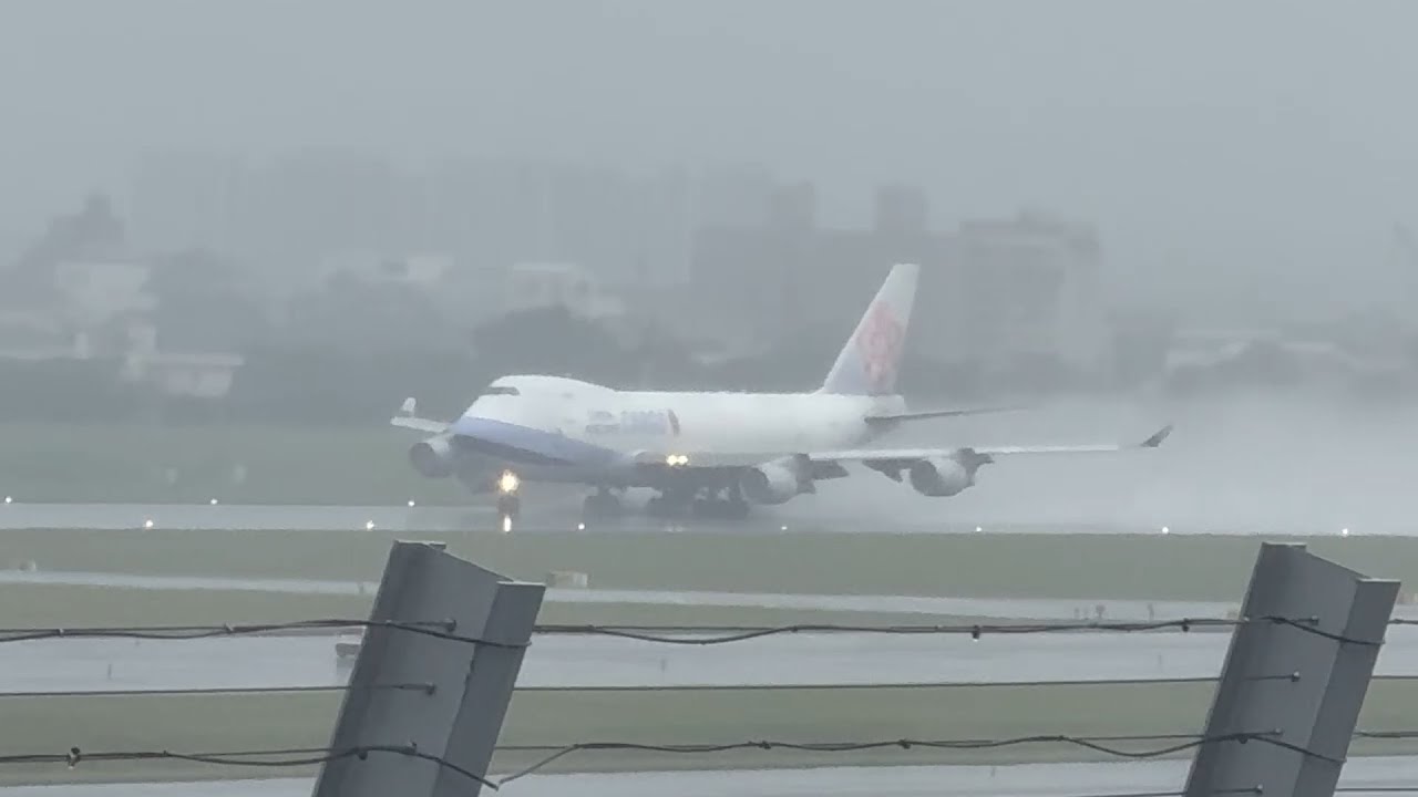 多架747及A380在大下雨下在桃園機場起降!大型飛機在大雨下引擎反推下做成超大水花!