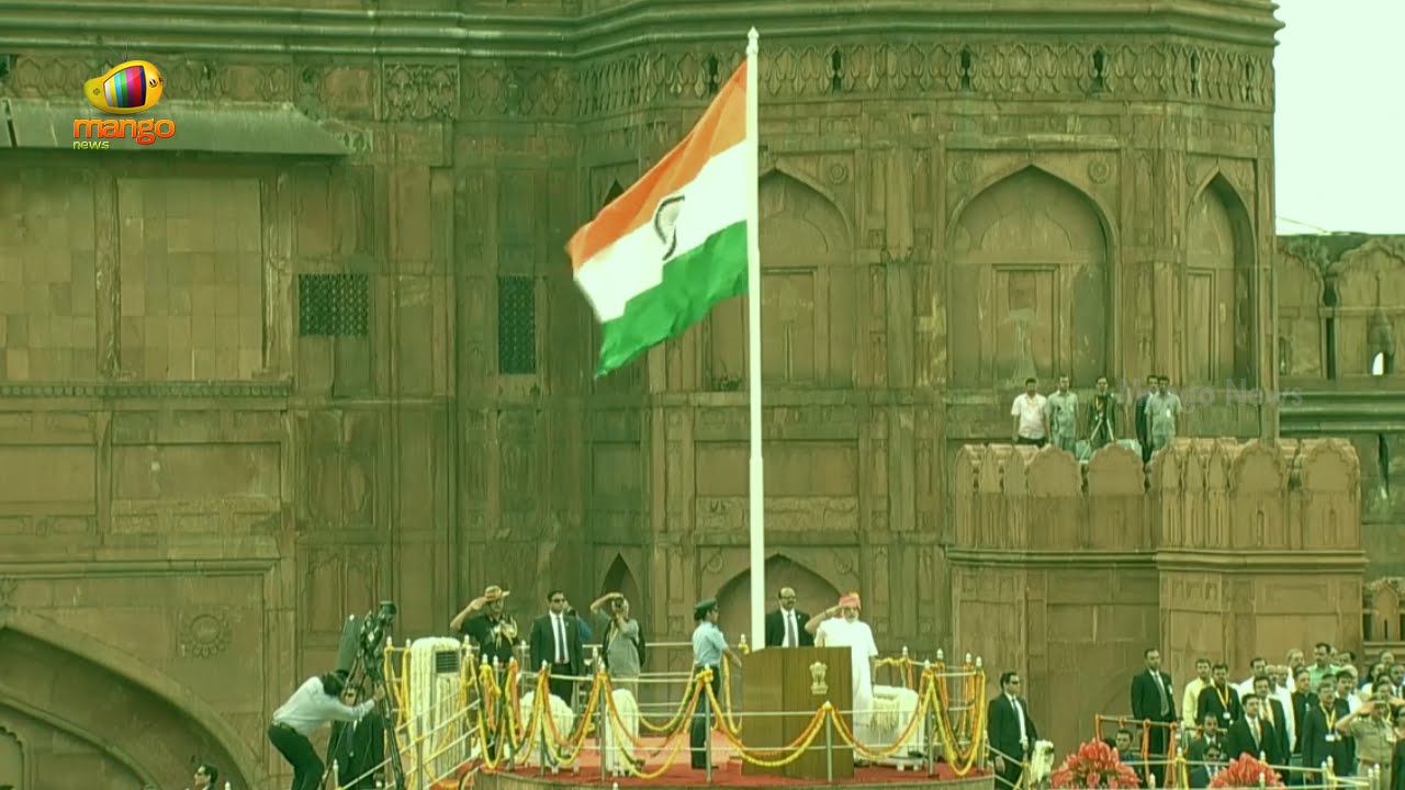 PM Modi Unfurls National Flag At Ramparts of Red Fort on 70th Independence Day