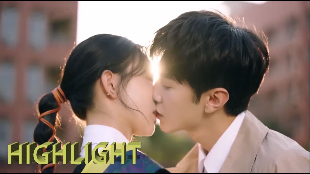 Si Yue secretly returned to China to attend his wife's graduation ceremony. The two kissed in public