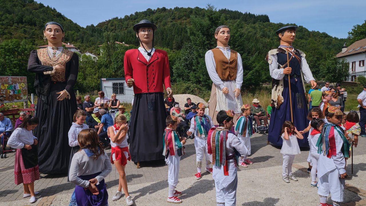 Gigantes de Otsagabia (Navarra) y danzantes